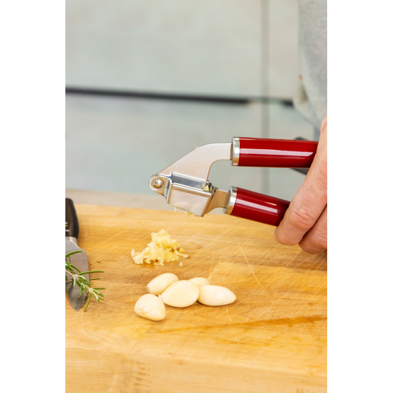 Прес для часнику KitchenAid Coreline, 19 см, червоний (KAG132OHERE)