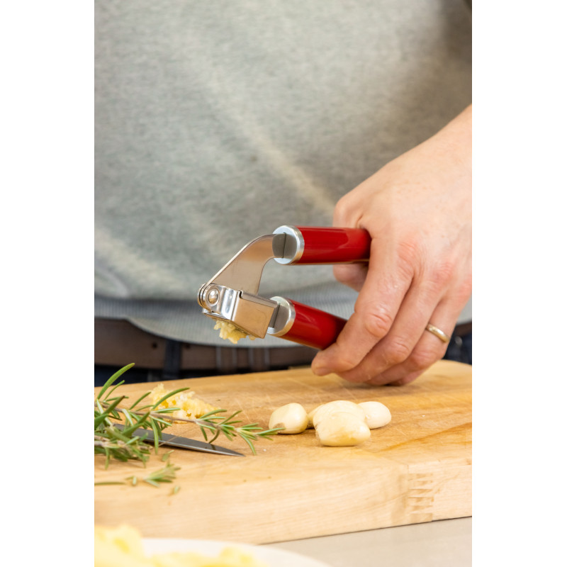 Прес для часнику KitchenAid Coreline, 19 см, червоний (KAG132OHERE)