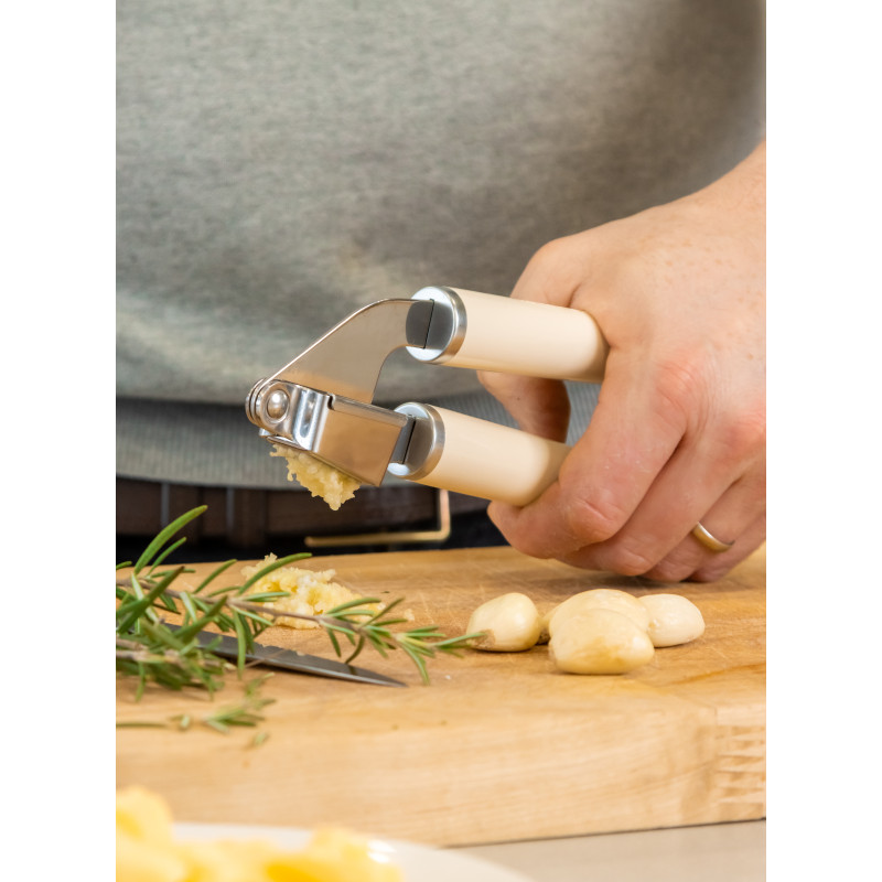 Пресс для чесноку KitchenAid Coreline, 19 см, кремовий (KAG132OHACE)