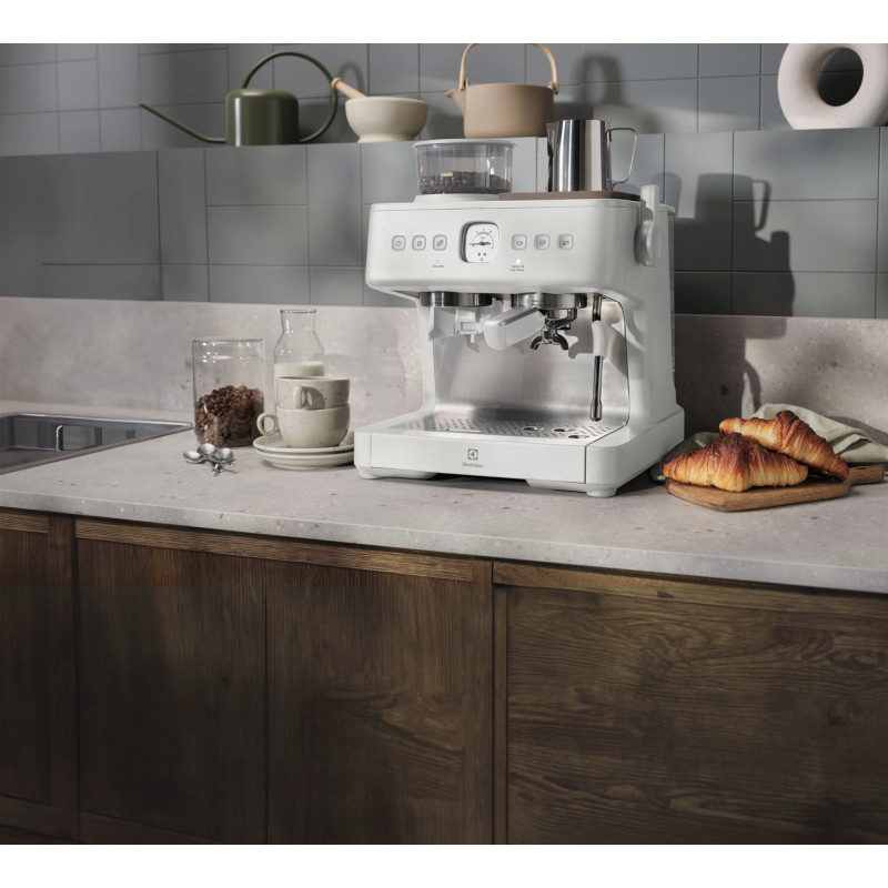 Кавоварка Electrolux E8EC1-8SW