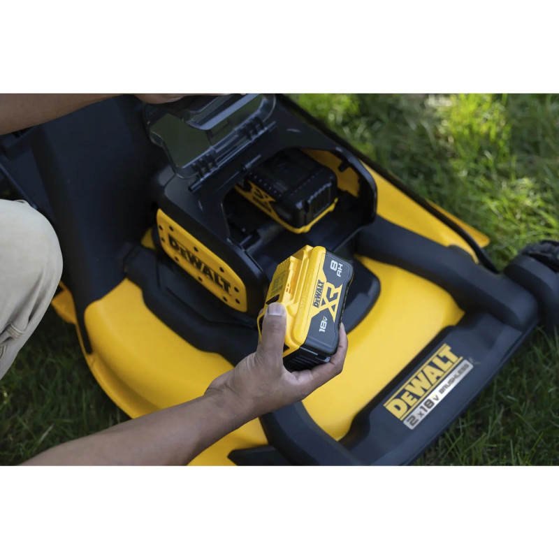 Газонокосарка акумуляторна DeWALT DCMWP134N
