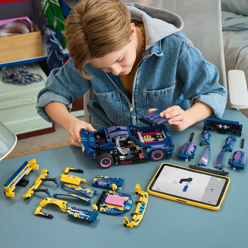 Конструктор LEGO Technic Тюиінг-гараж с автомобилем Ford Mustang GT 42236
