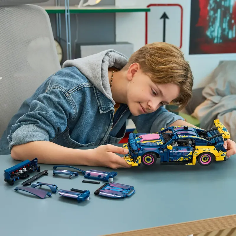 Конструктор LEGO Technic Тюиінг-гараж с автомобилем Ford Mustang GT 42236