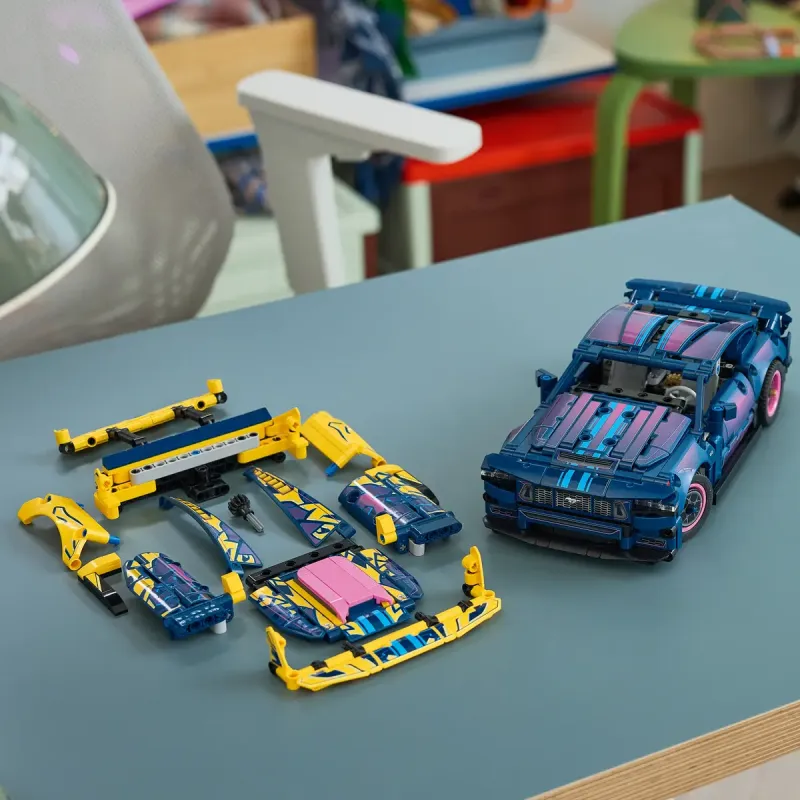 Конструктор LEGO Technic Тюиінг-гараж с автомобилем Ford Mustang GT 42236
