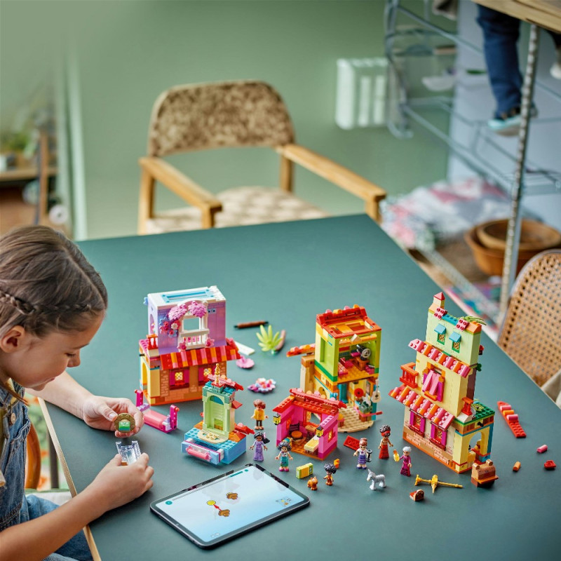 Конструктор LEGO Чарівний будинок Мадригала (43245)
