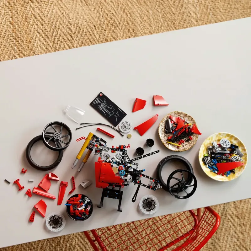 Конструктор LEGO Technic Мотоцикл Ducati Panigale V4 S 1603 деталі (42202)