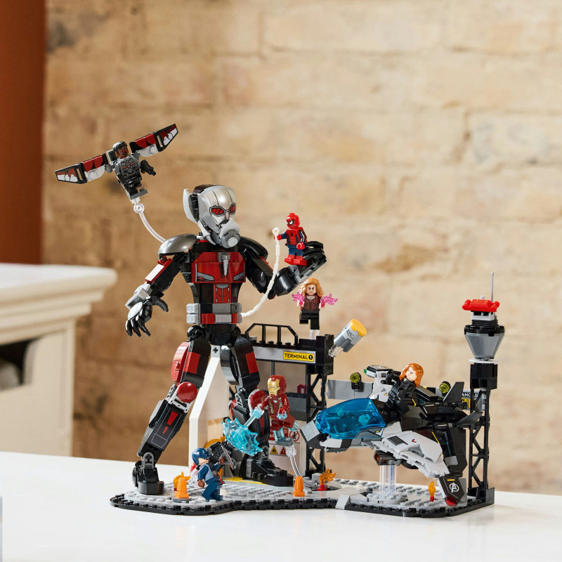 Конструктор LEGO Super Heroes Перший містник: Протистояння Пригодницька битва 736 деталей (76314)