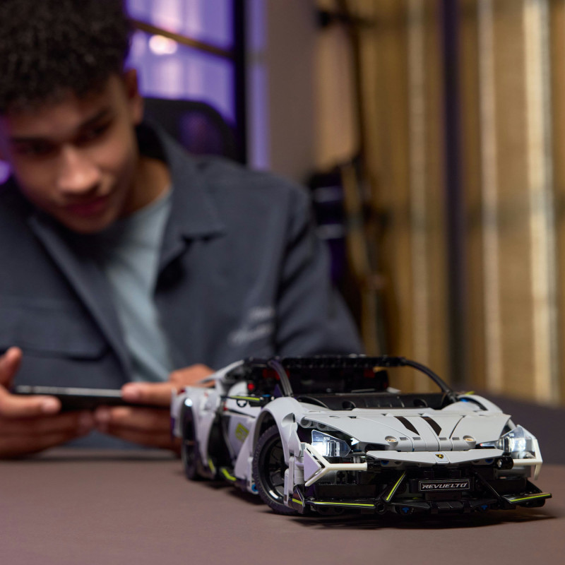 Конструктор LEGO Technic Суперкар Lamborghini Revuelto (42214)