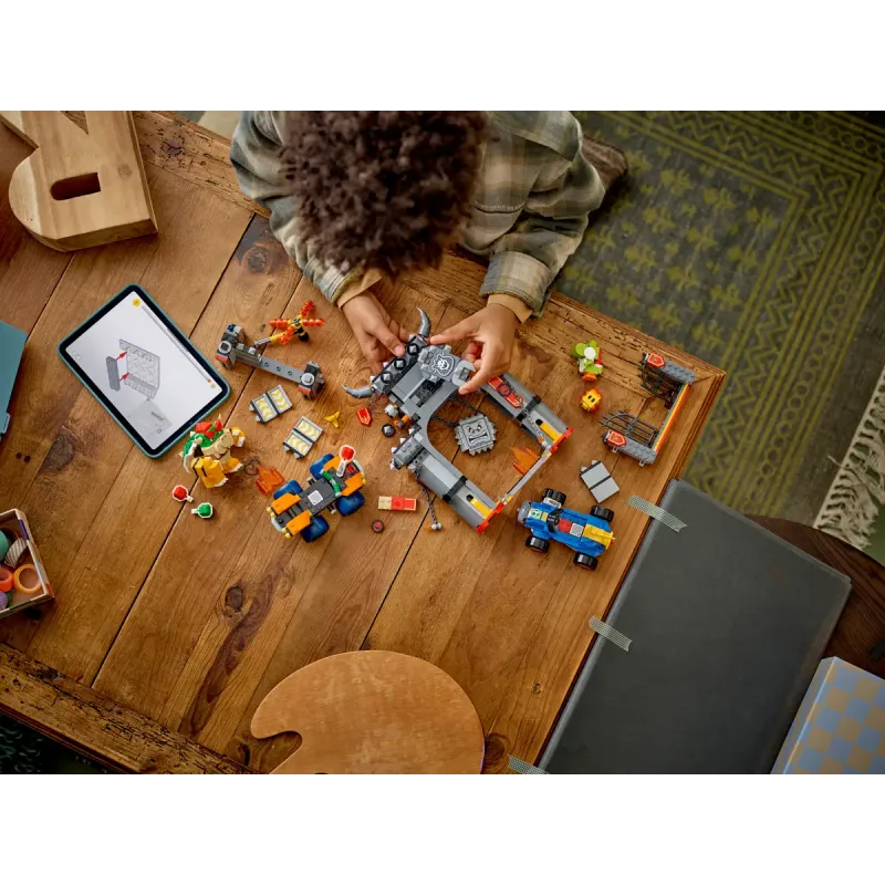 Конструктор LEGO Super Mario Mario Kart – Bowser та його замок (72039)