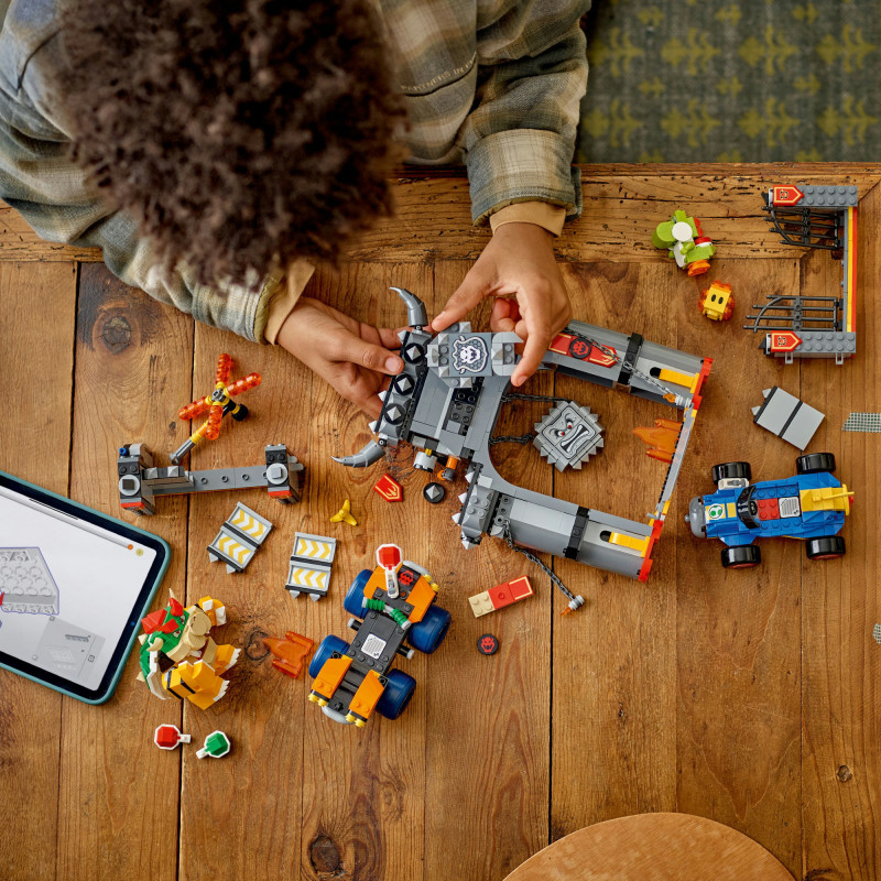 Конструктор LEGO Super Mario Mario Kart – Bowser та його замок (72039)