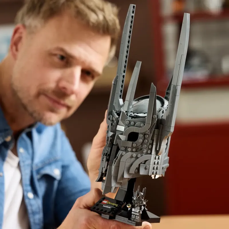 Конструктор LEGO Icons Володар перснів: шолом Саурона (11373)