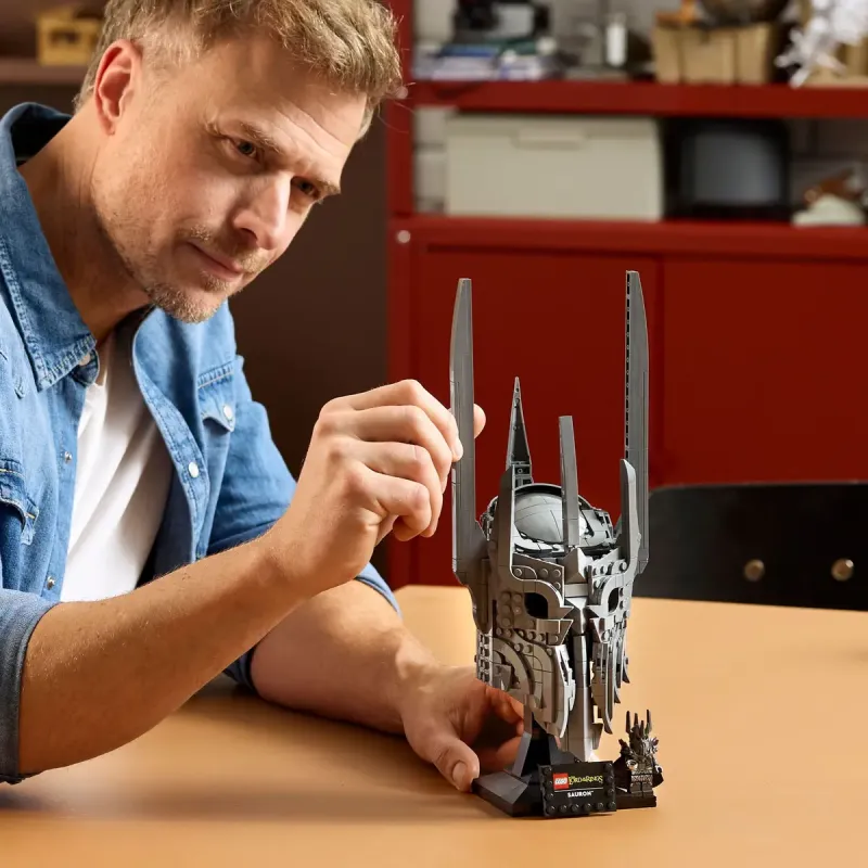 Конструктор LEGO Icons Володар перснів: шолом Саурона (11373)