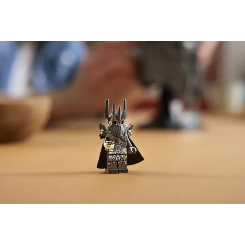 Конструктор LEGO Icons Володар перснів: шолом Саурона (11373)