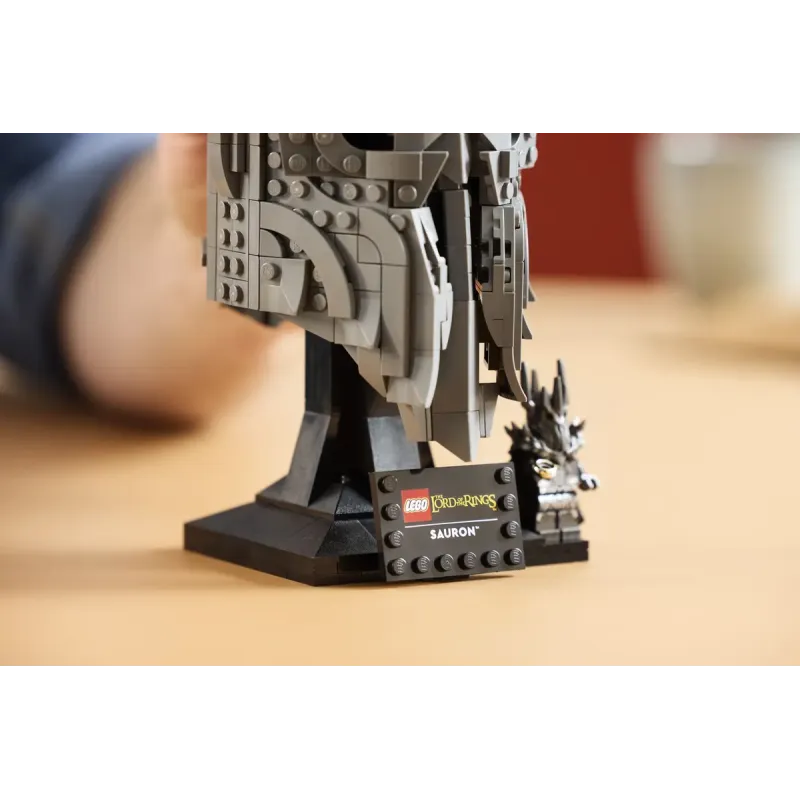 Конструктор LEGO Icons Володар перснів: шолом Саурона (11373)