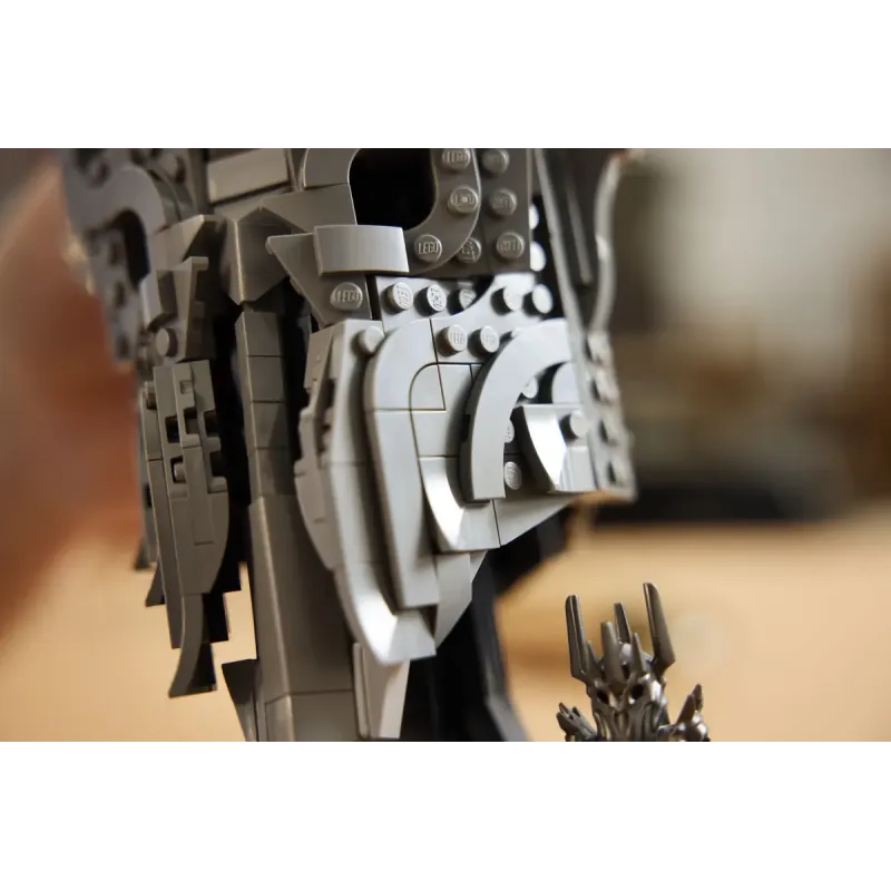 Конструктор LEGO Icons Володар перснів: шолом Саурона (11373)
