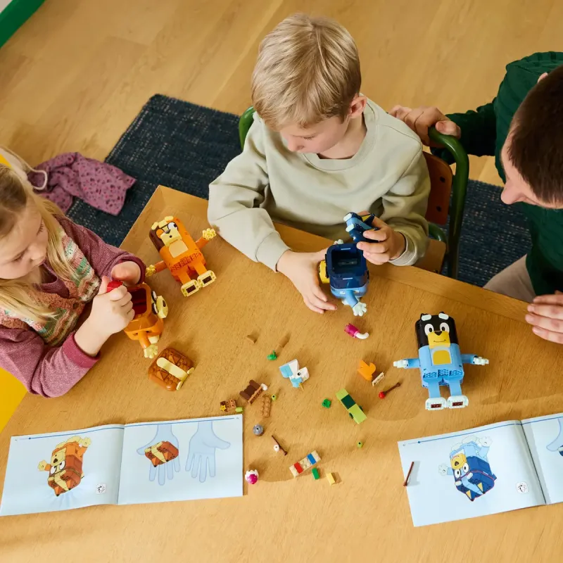 Конструктор LEGO Bluey Сім'я Блуї з кубиків (11217)