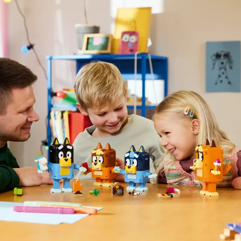 Конструктор LEGO Bluey Сім'я Блуї з кубиків (11217)