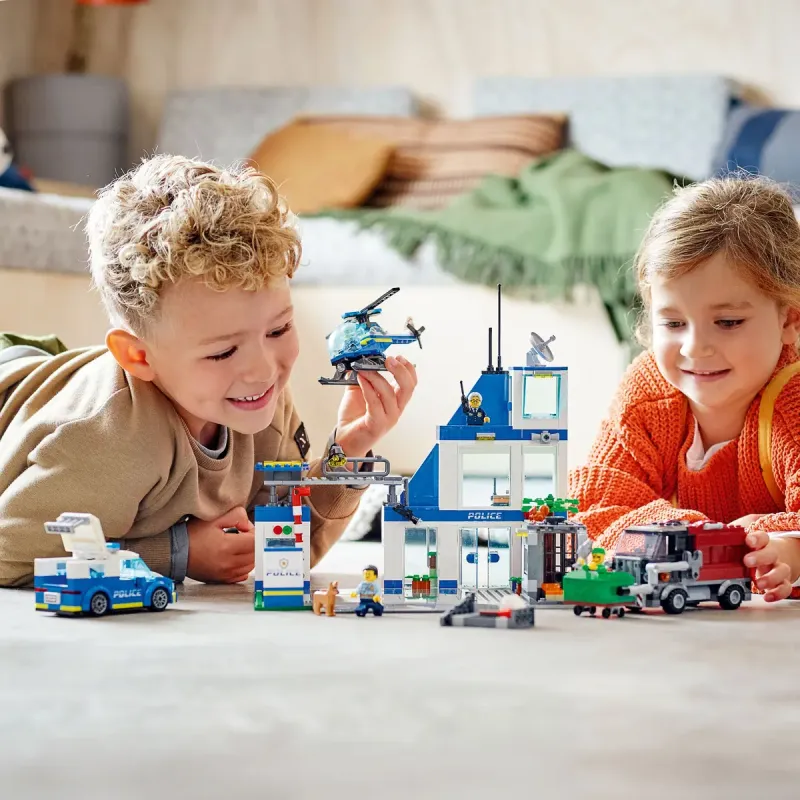 Конструктор LEGO Поліцейська дільниця(60316)