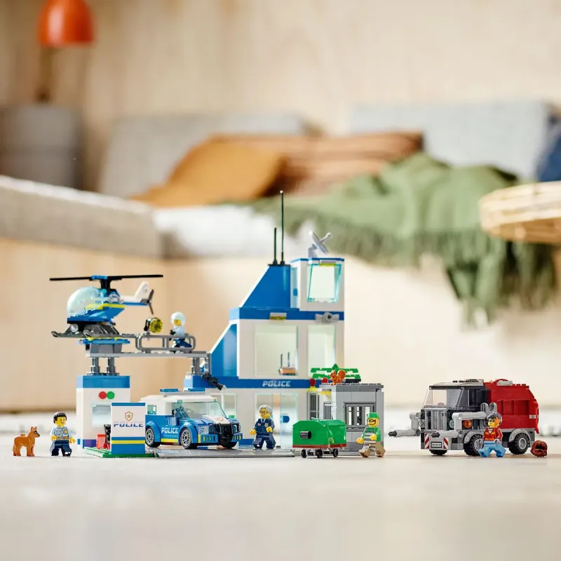 Конструктор LEGO Поліцейська дільниця(60316)