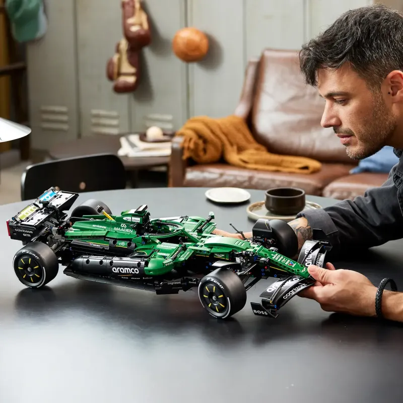 Конструктор LEGO Technic Автомобиль «Формулы-1» Aston Martin Aramco AMR25 (42240)