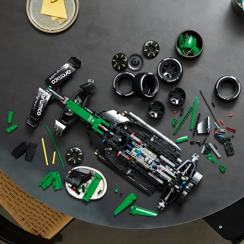 Конструктор LEGO Technic Автомобиль «Формулы-1» Aston Martin Aramco AMR25 (42240)