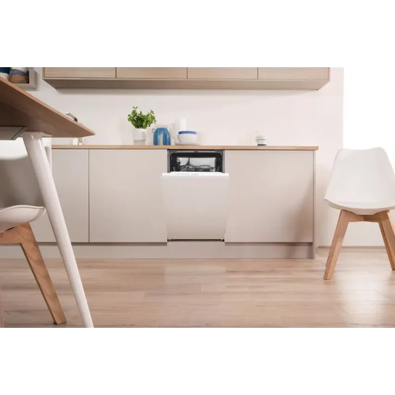 Встраиваемая посудомоечная машина Indesit DSIE 2B10