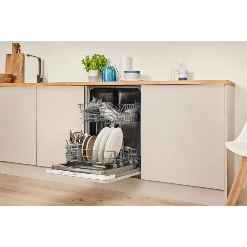 Встраиваемая посудомоечная машина Indesit DSIE 2B10